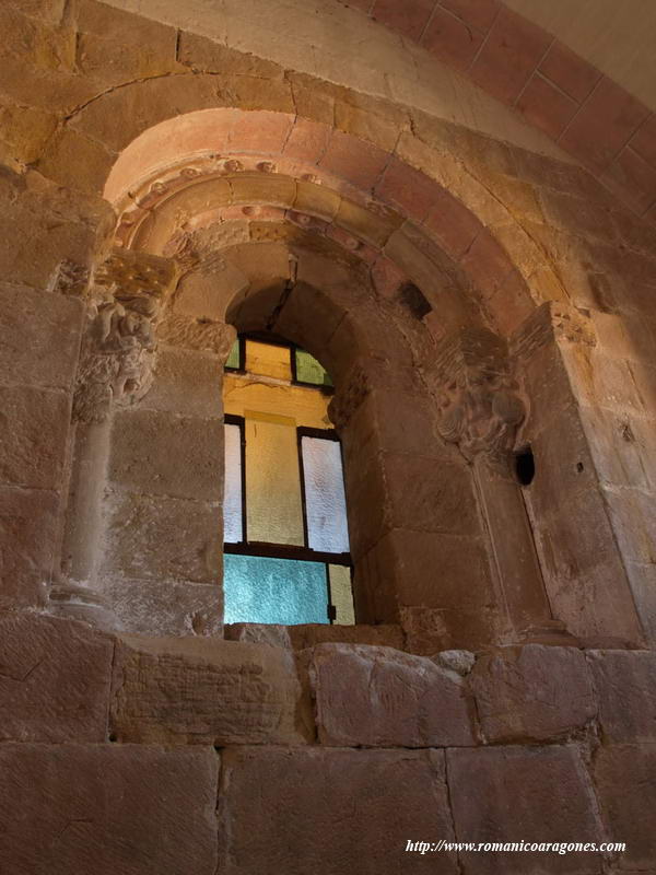 DETALLE DEL VANO DE ACCESO A LA TORRE DESDE EL MURO OESTE DEL TEMPLO